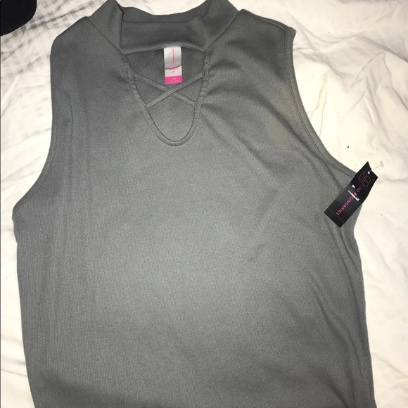 Tops - Picture 3 of 8